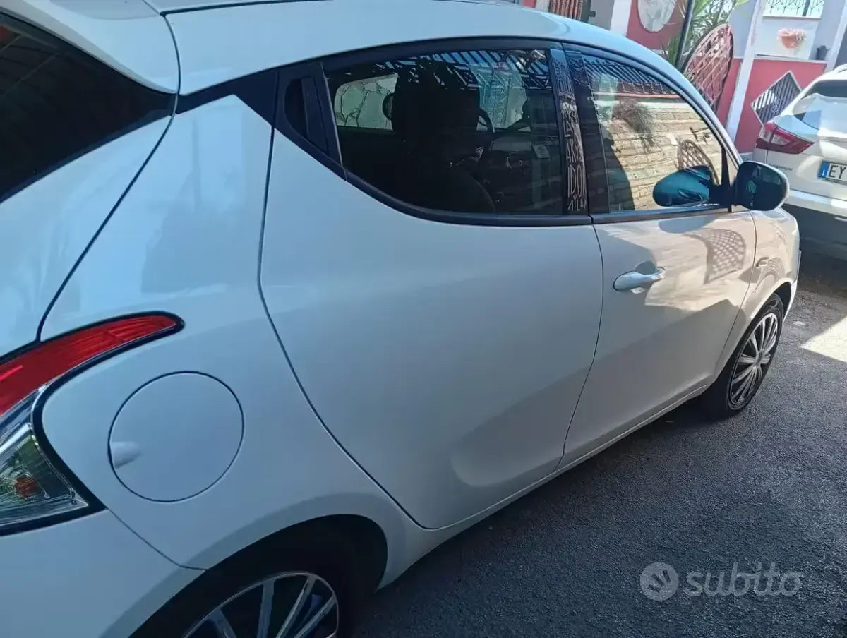 Usata Lancia Ypsilon 69 CV (50 kW) 2015 Bianco Utilitaria