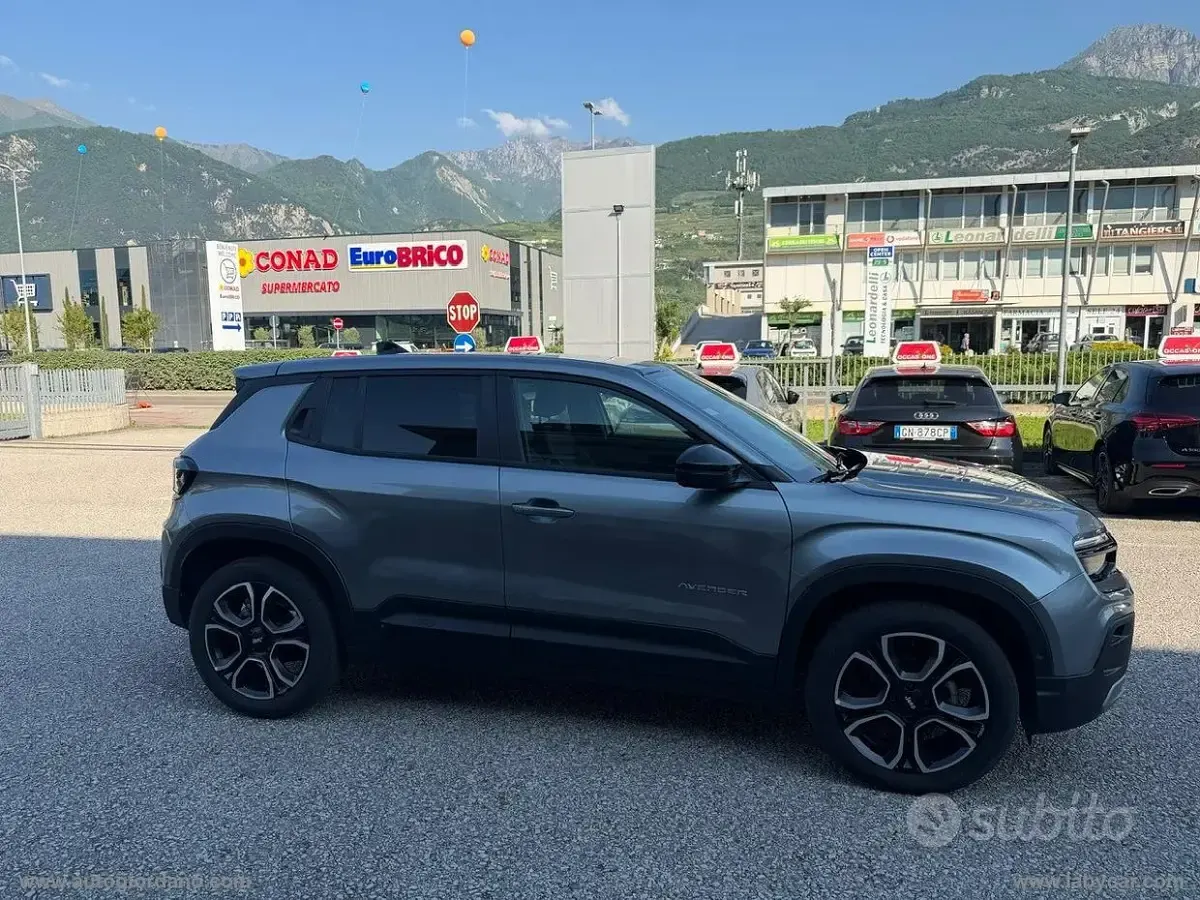 Usata Jeep Avenger Summit 101 CV (74 kW) 2025 Gray SUV