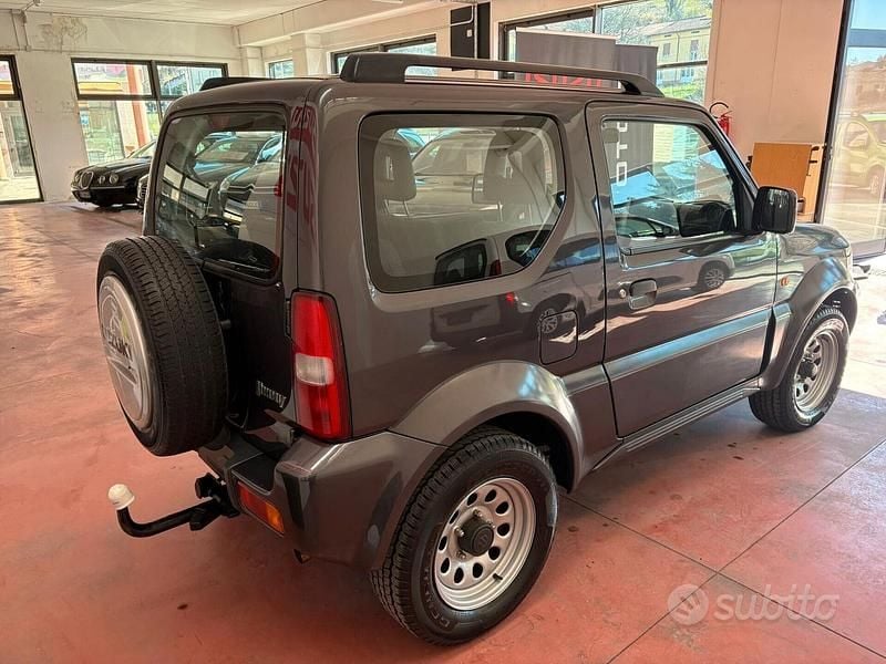 Usata Suzuki Jimny 86 CV (63 kW) 2012 Grigio SUV