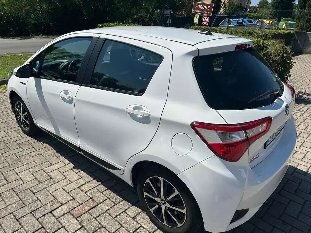 Usata Toyota Yaris Hybrid Active 73 CV (53 kW) 2020 Bianco Berlina