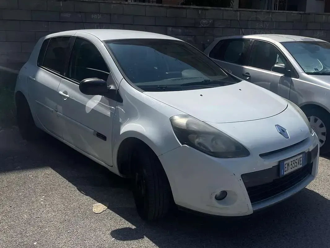 Usata Renault Clio III 75 CV (55 kW) 2012 Bianco Berlina