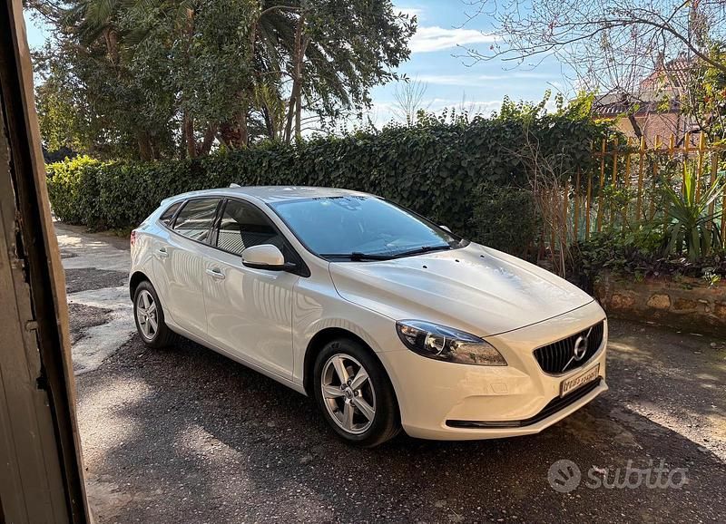 Usata Volvo V40 R-Design Momentum 120 CV (88 kW) 2017 Bianco Berlina