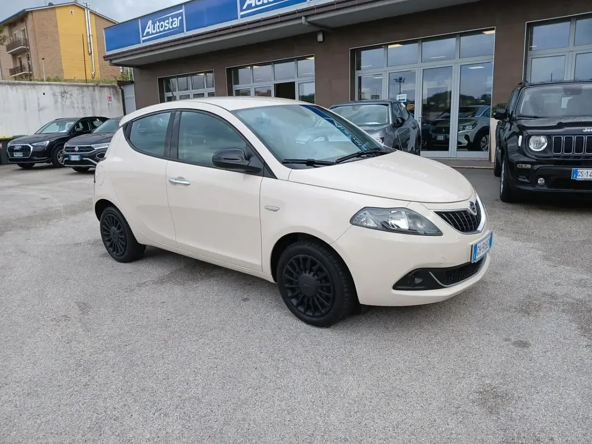 Usata Lancia Ypsilon 69 CV (50 kW) 2022 Beige Utilitaria