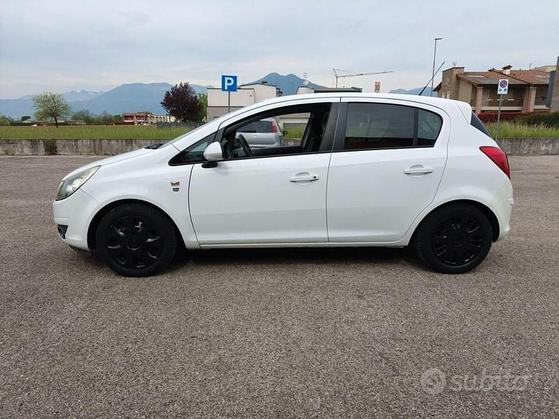 Usata Opel Corsa Edition 80 CV (58 kW) 2010 Bianco Utilitaria