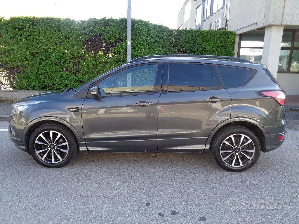 Usata Ford Kuga ST-Line 120 CV (88 kW) 2019 Magnetic grey SUV