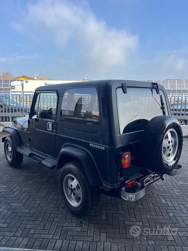 Usata Jeep Wrangler Laredo 103 CV (75 kW) 1990 Nero SUV