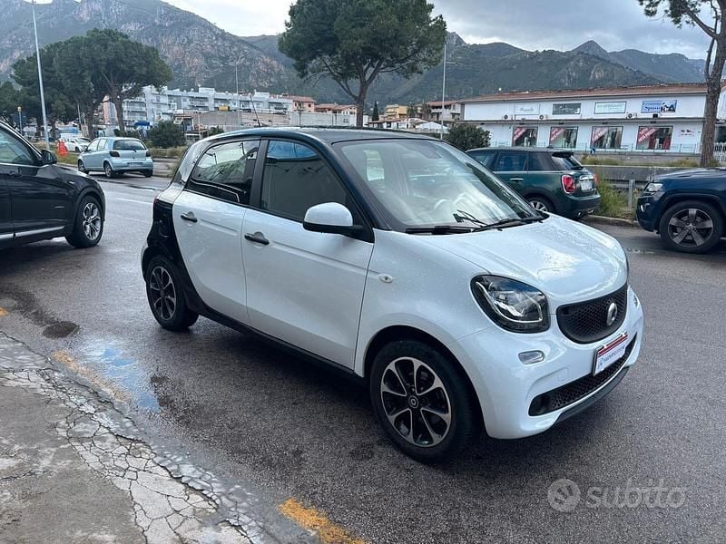 Usata Smart ForFour 70 CV (51 kW) 2017 Bianco Utilitaria