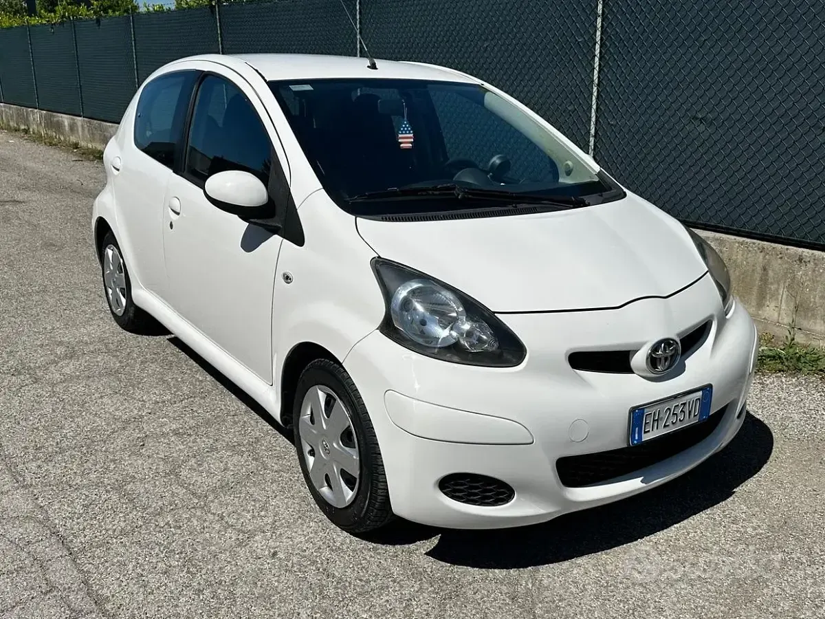 Usata Toyota Aygo 68 CV (50 kW) 2011 Bianco Utilitaria