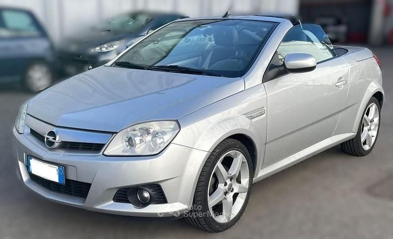 Usata Opel Tigra Sport 90 CV (66 kW) 2007 Argento metallizzato Cabrio