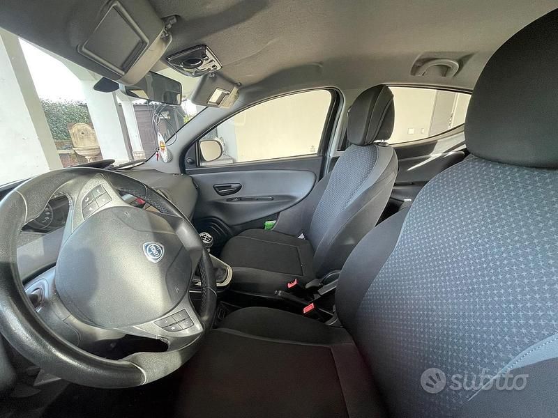 Usata Lancia Ypsilon Silver 69 CV (50 kW) 2017 Utilitaria