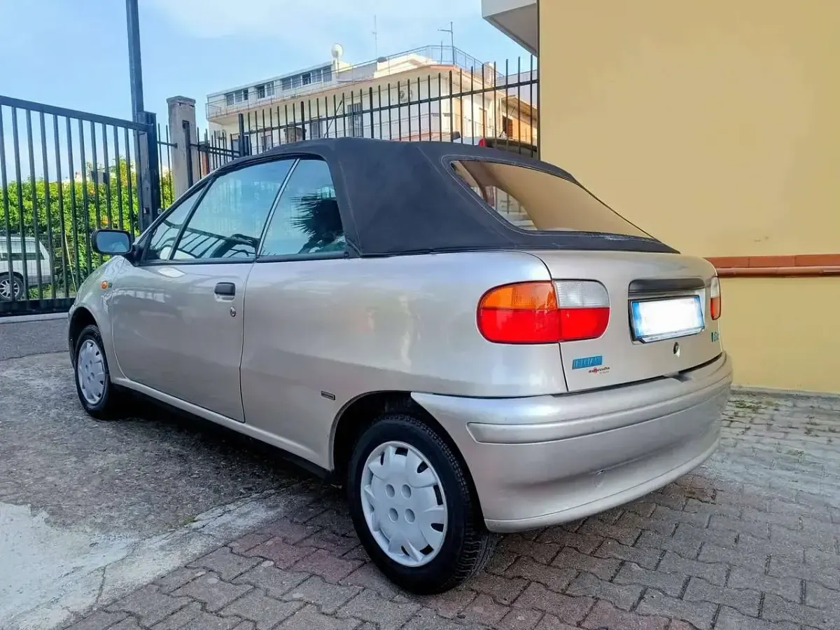 Usado Fiat Punto Cabriolet 60 HP (44 kW) 2000 Prateado Cabrios