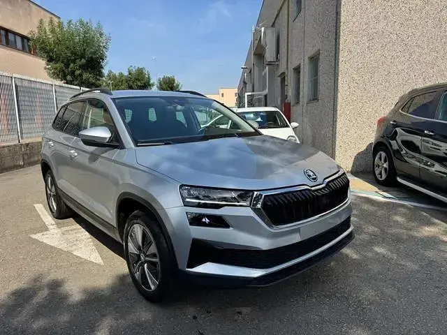 Usata Skoda Karoq Executive 116 CV (85 kW) 2024 Grigio metallizzato SUV