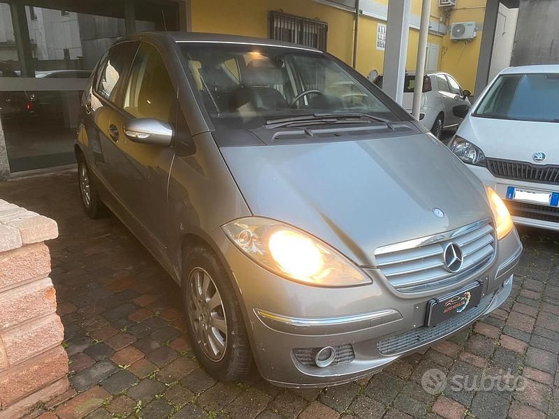 Grigio Usata 2005 Mercedes A160 Avantgarde Tre volumi | 2300 € (Buon prezzo) - Immagine 1/4