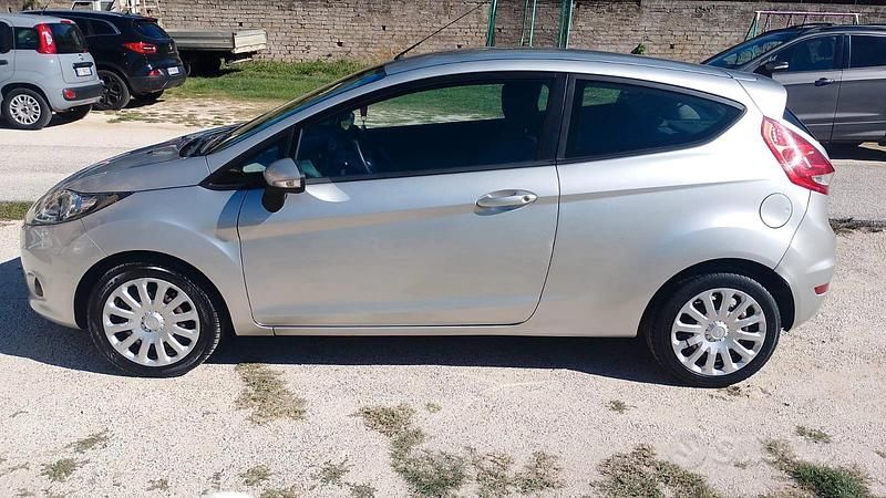 Grigio Usata 2010 Ford Fiesta Due volumi | 5500 € (Cara) - Immagine 1/4