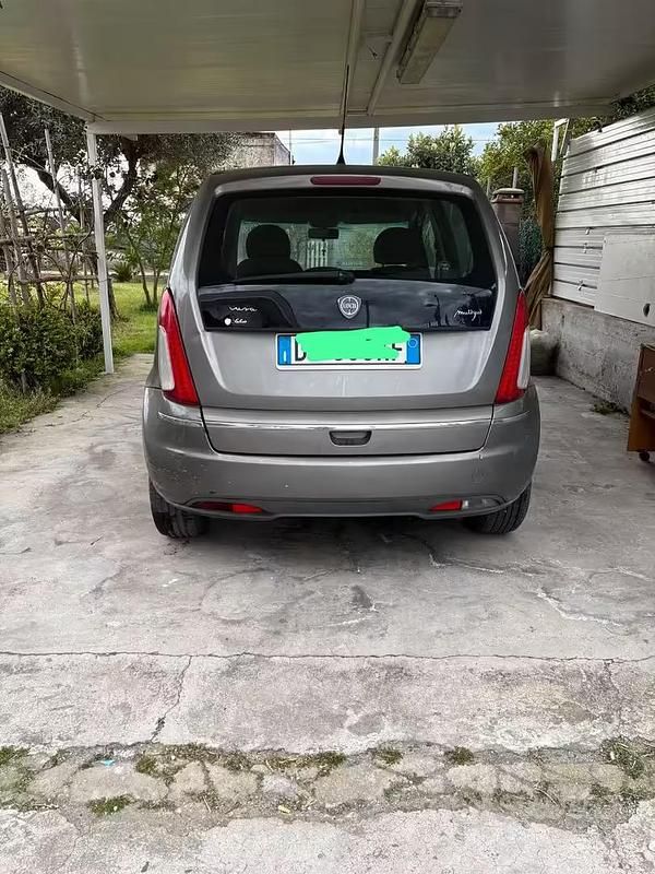 Begagnad Lancia Musa 90 HK (66 kW) 2009 Grå Minibuss