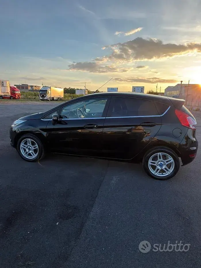 Usata Ford Fiesta 97 CV (71 kW) 2014 Nero Utilitaria