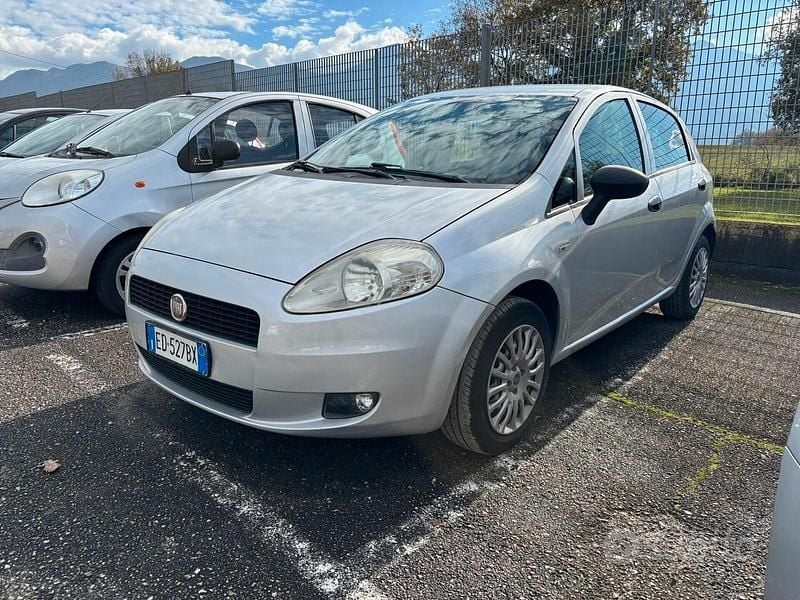Grigio Usata 2010 Fiat Grande Punto Utilitaria | 1900 € (Super prezzo) - Immagine 1/4