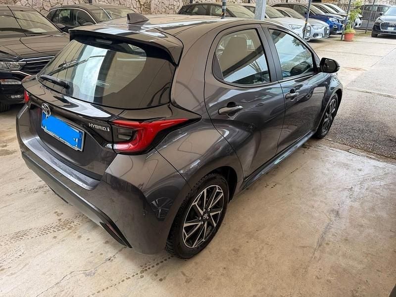 Usata Toyota Yaris Trend 92 CV (67 kW) 2022 Grigio Utilitaria