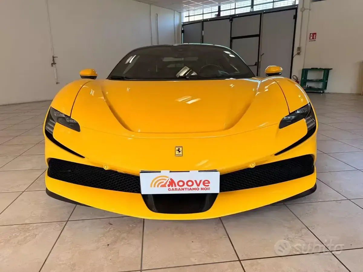 Usata Ferrari SF90 999 CV (734 kW) 2021 Giallo Coupé