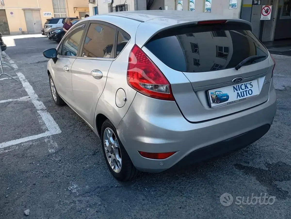 Usata Ford Fiesta Titanium 95 CV (69 kW) 2012 Grigio Berlina