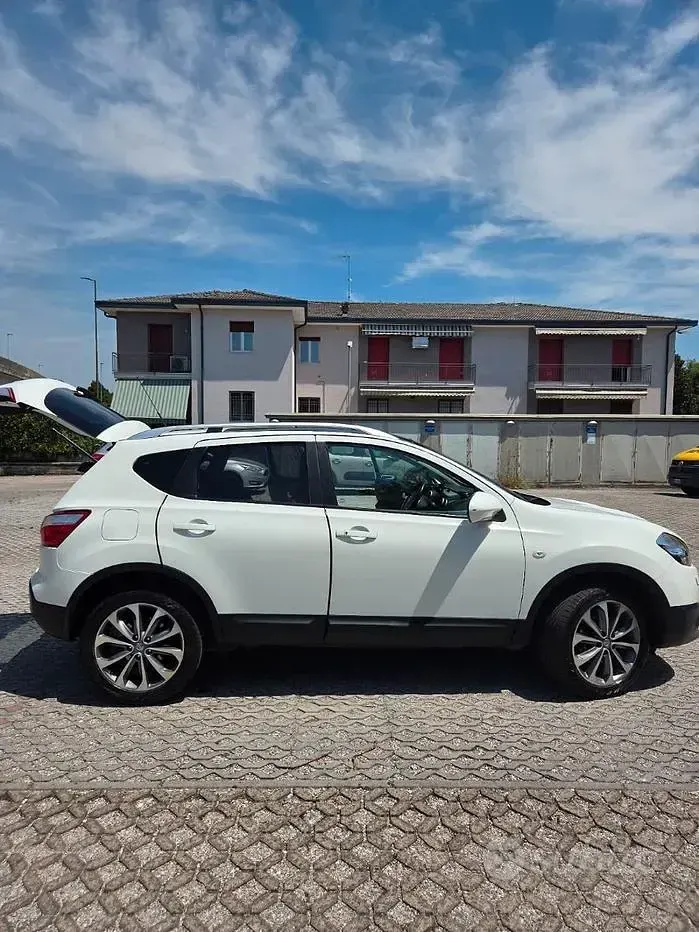 Usata Nissan Qashqai Tekna 150 CV (110 kW) 2011 Bianco SUV