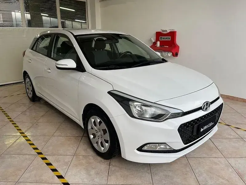 Usata Hyundai i20 Classic 75 CV (55 kW) 2016 Bianco Berlina