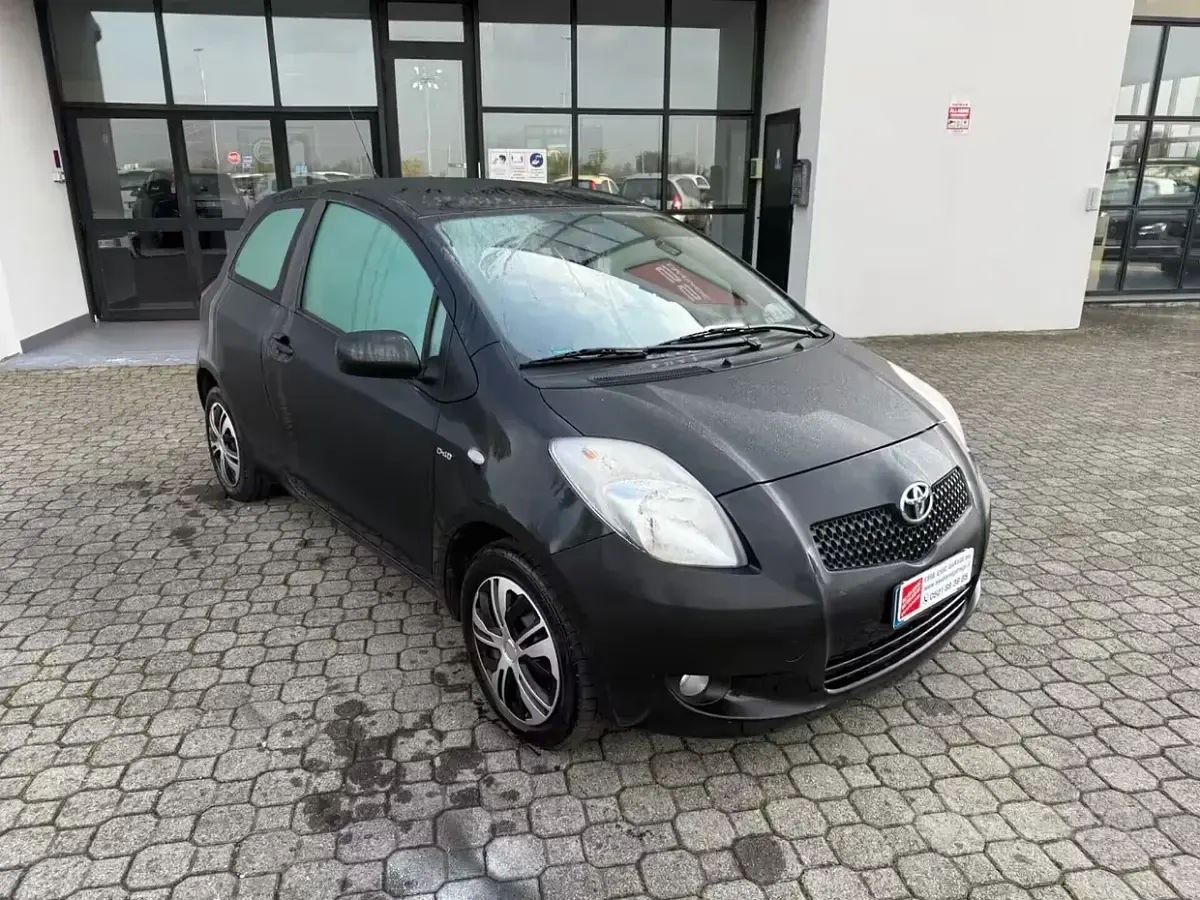 Usado Toyota Yaris 90 CV (66 kW) 2007 Gris Utilitario