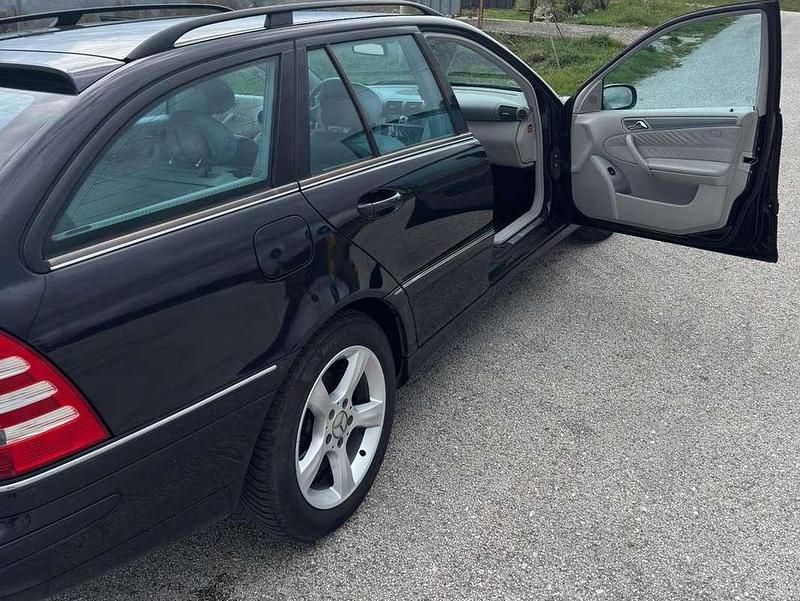 Usata Mercedes C220 Avantgarde 150 CV (110 kW) 2005 Blu/azzurro Station wagon