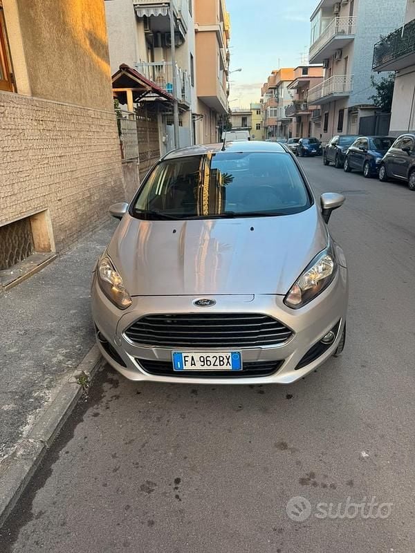 Usata 2015 Ford Fiesta Berlina | 4900 € (Super prezzo) - Immagine 1/4