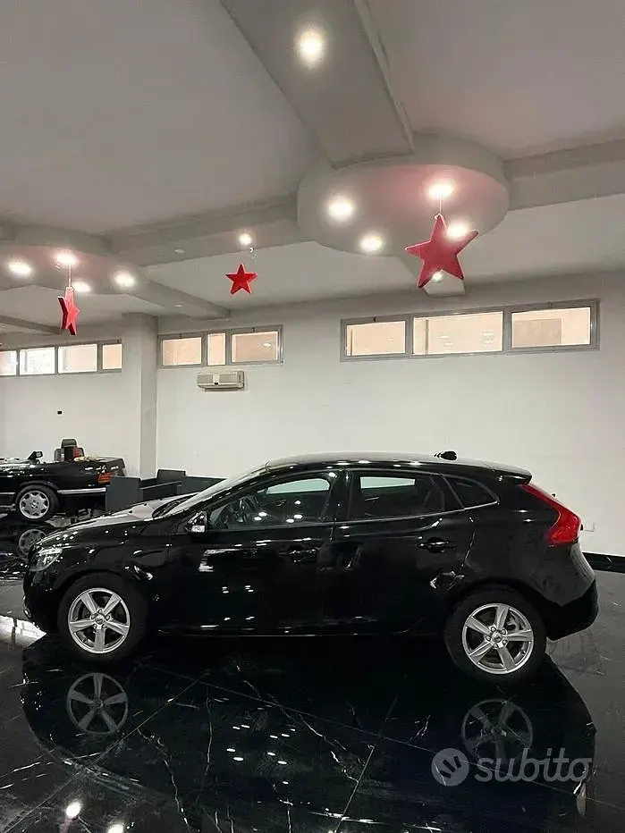 Usata Volvo V40 Momentum 120 CV (88 kW) 2017 Nero Station wagon