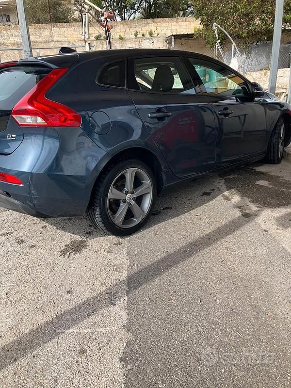Usata Volvo V40 Momentum 120 CV (88 kW) 2017 Blu Berlina