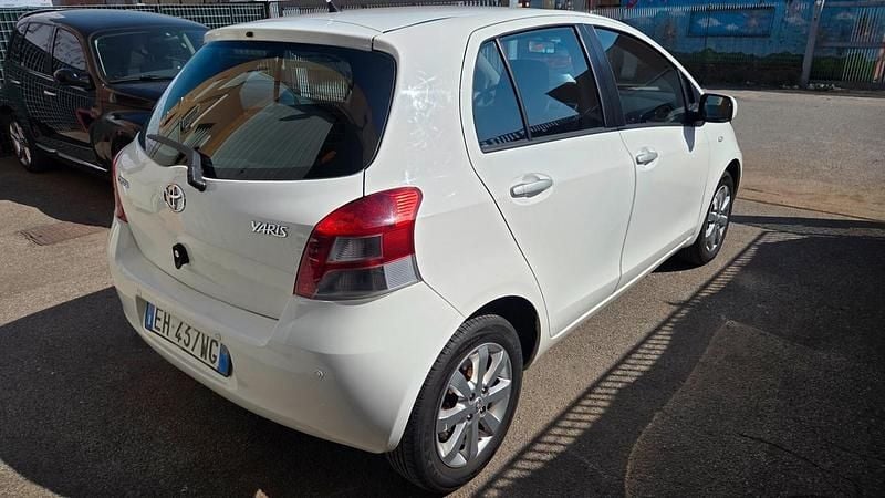 Usata Toyota Yaris Sol 69 CV (50 kW) 2011 Bianco Utilitaria