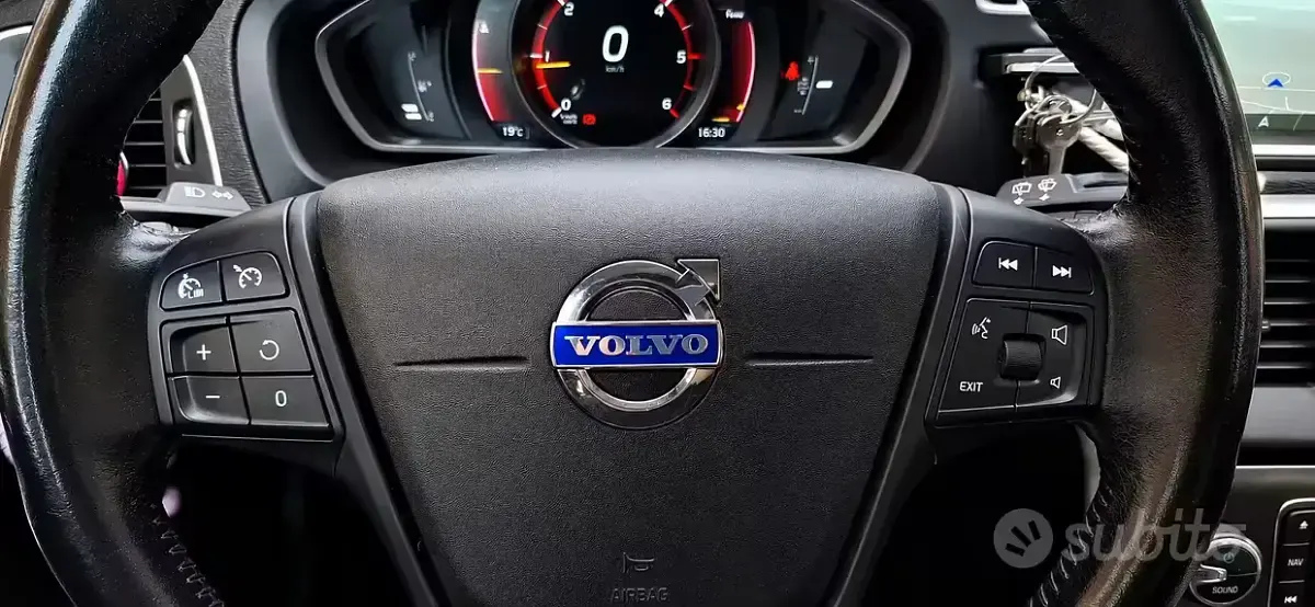 Usata Volvo V40 Momentum 120 CV (88 kW) 2016 Bluazzurro Berlina
