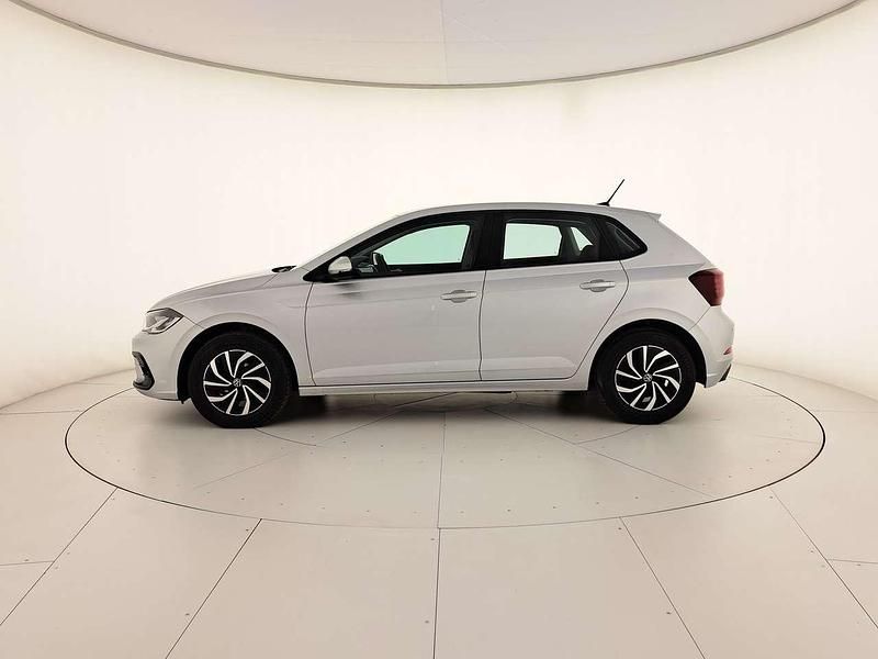 Usata VW Polo Life 95 CV (69 kW) 2023 Reflex silver metallizzato Utilitaria