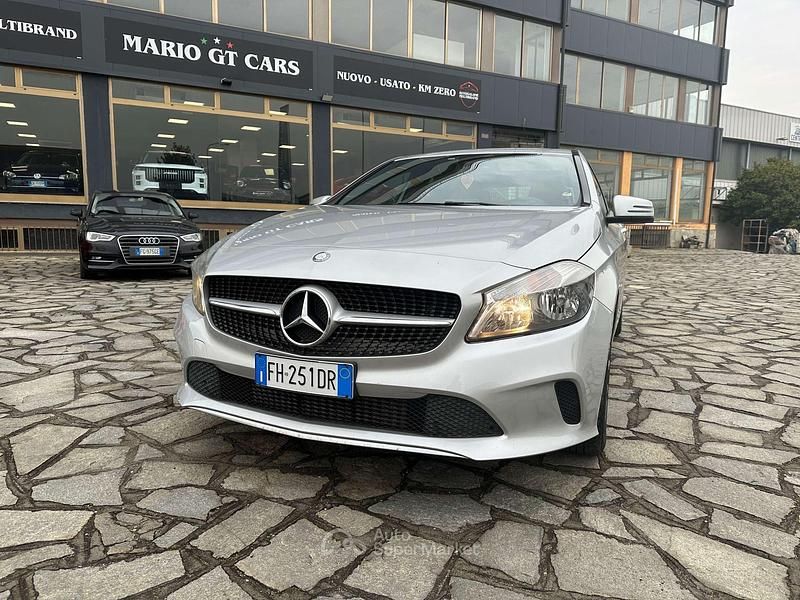 Usata Mercedes A180 109 CV (80 kW) 2017 Argento Berlina