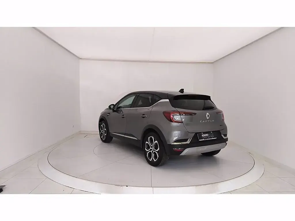 Usata Renault Captur Techno 143 CV (105 kW) 2023 Grigio SUV