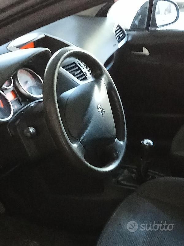Usata Peugeot 207 95 CV (69 kW) 2011 Nero Utilitaria