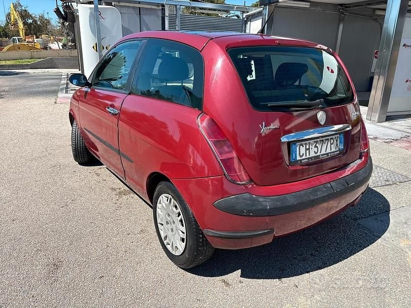 Usata Lancia Ypsilon 70 CV (51 kW) 2003 Rosso Utilitaria