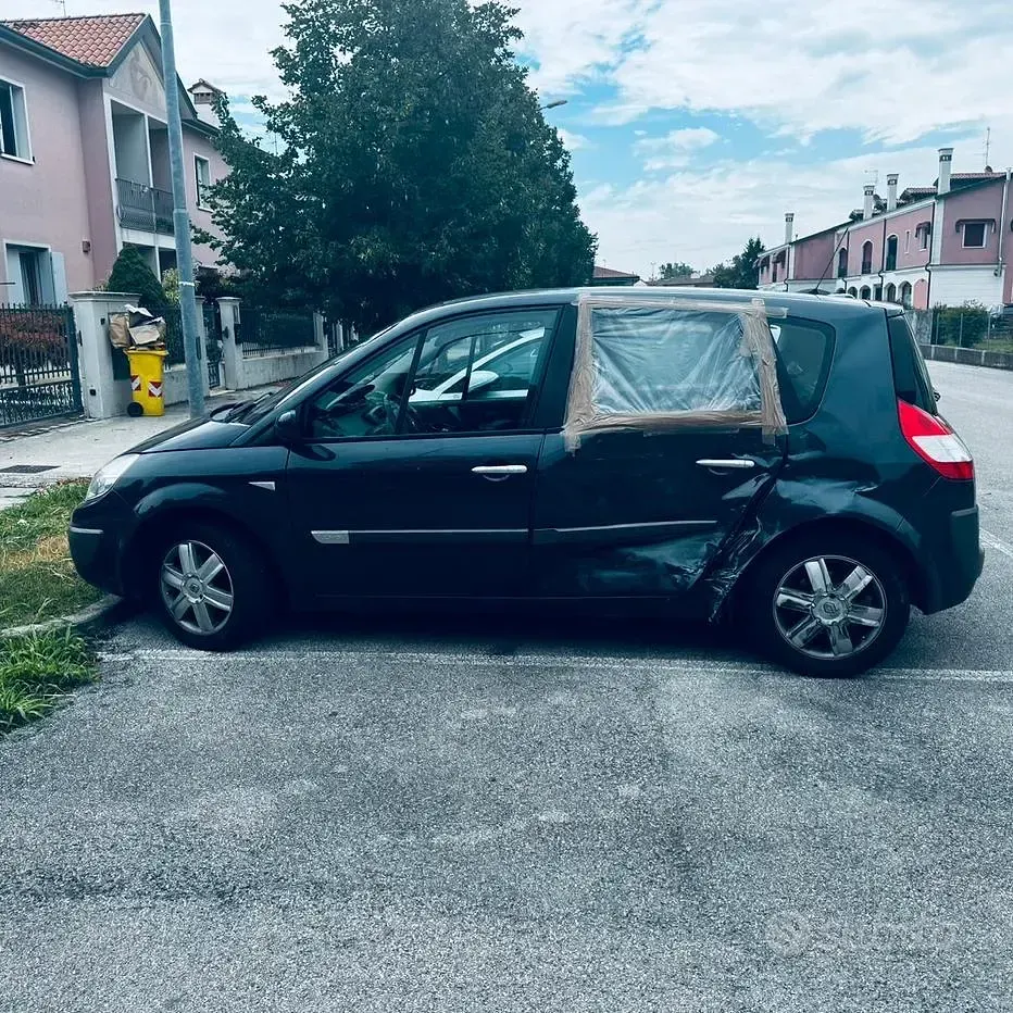 Usata Renault Scénic II 111 CV (81 kW) 2006 Nero Monovolume
