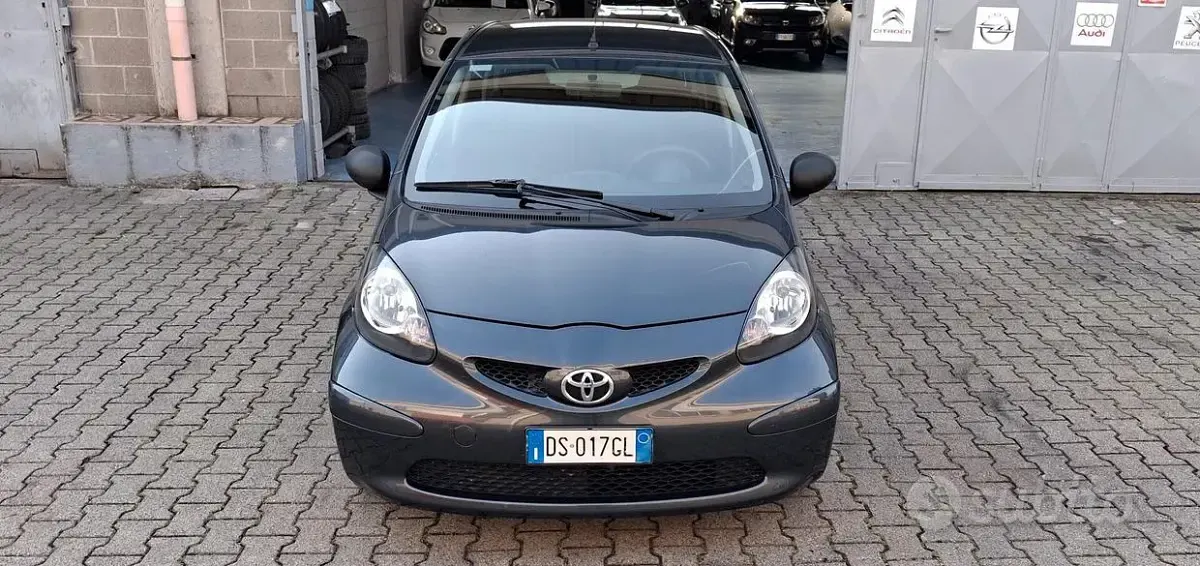Second-hand Toyota Aygo Sol 68 CP (50 kW) 2008 Gri Hatchback