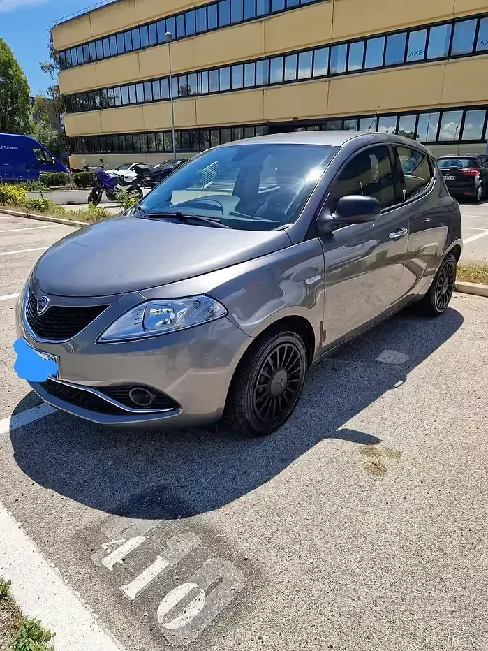 Usado Lancia Ypsilon 60 CV (44 kW) 2017 Gris Utilitario