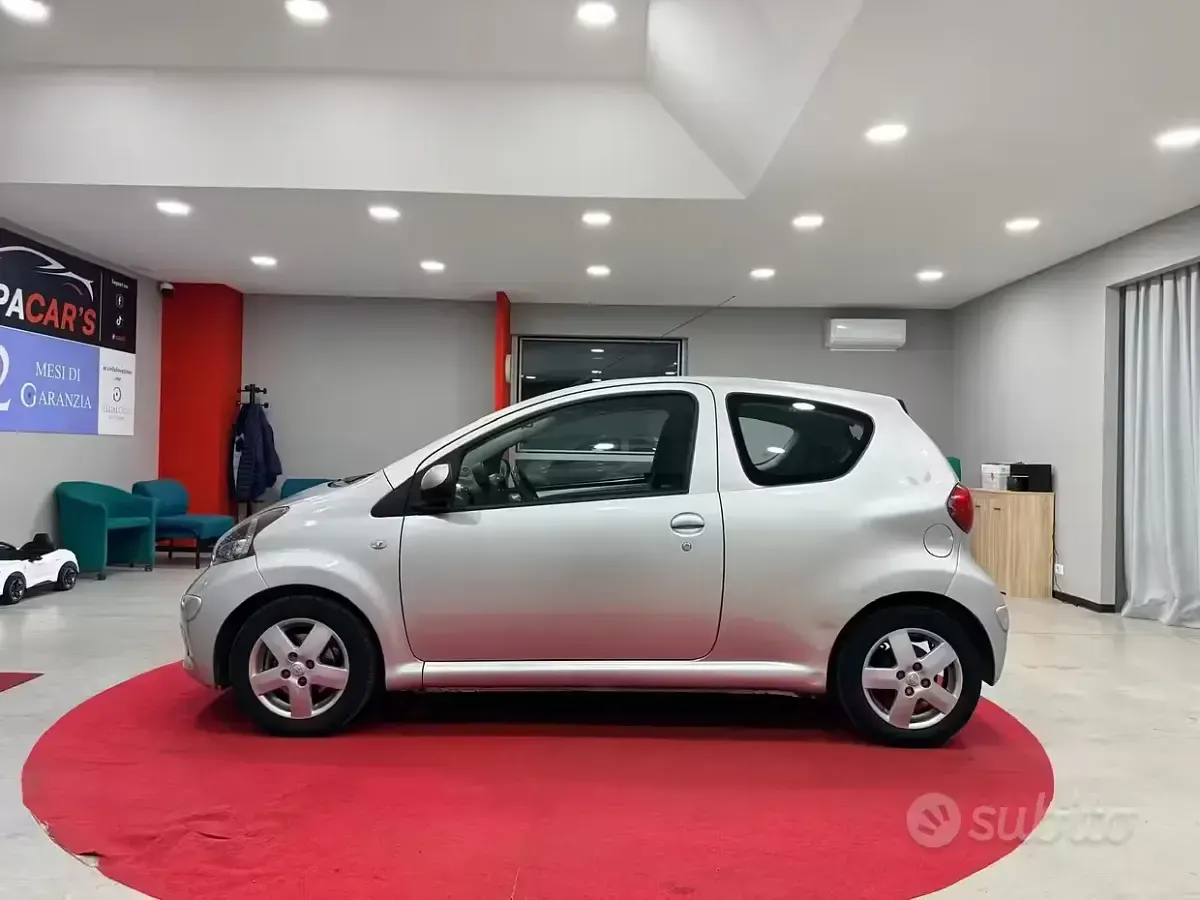 Usata Toyota Aygo 68 CV (50 kW) 2006 Grigio Utilitaria