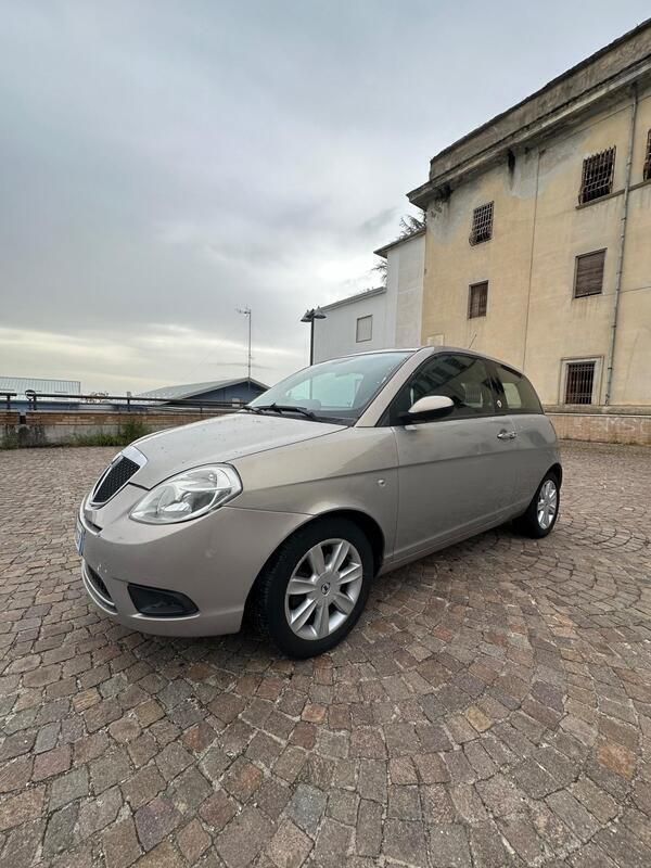 Usata Lancia Ypsilon 77 CV (56 kW) 2009 Oro Utilitaria