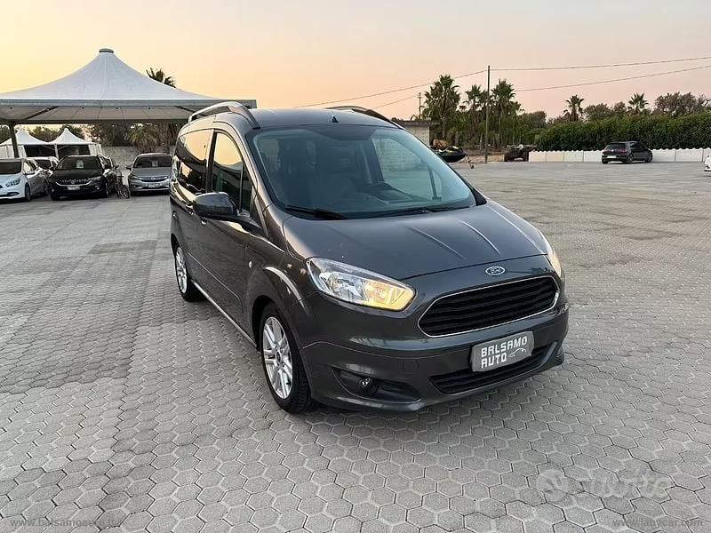 Usata Ford Tourneo Courier 101 CV (74 kW) 2018 Grigio Monovolume