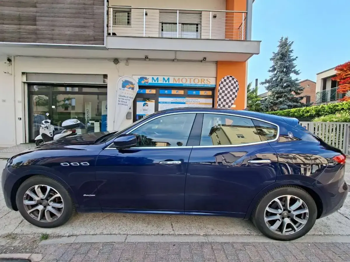 Usata Maserati Levante GranLusso 250 CV (183 kW) 2018 Blu/azzurro SUV