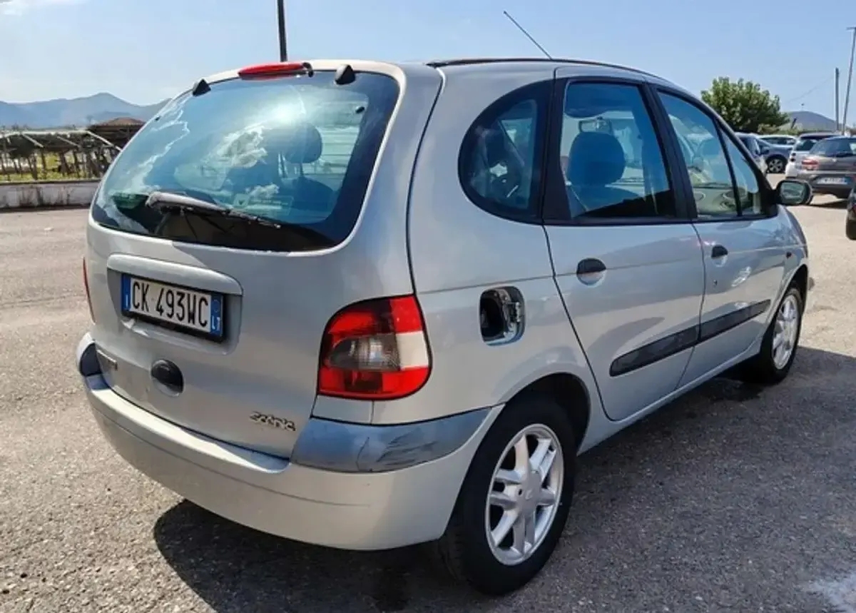 Usata Renault Scénic Dynamique 102 CV (75 kW) 2002 Argento Monovolume