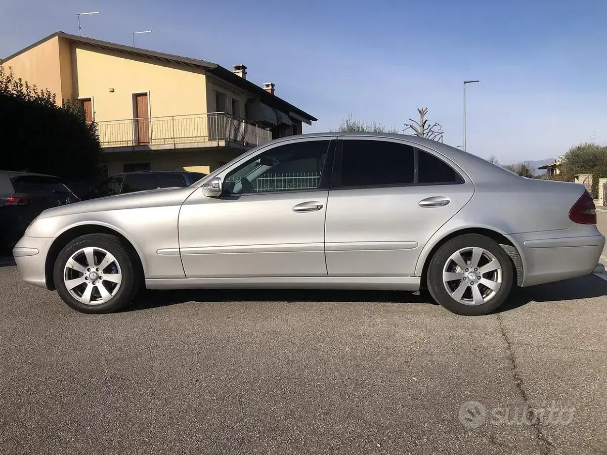 Usata Mercedes E270 177 CV (130 kW) 2002 Grigio Berlina