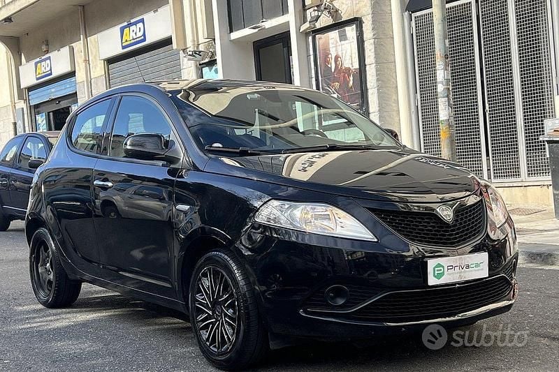 Usata Lancia Ypsilon Silver 69 CV (50 kW) 2018 Nero Utilitaria