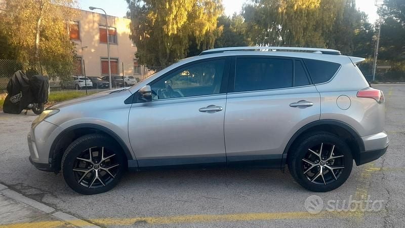 Usata Toyota RAV4 Lounge 143 CV (105 kW) 2017 SUV