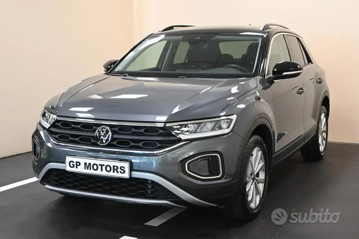 Usata VW T-Roc Life 110 CV (80 kW) 2023 Grigio SUV